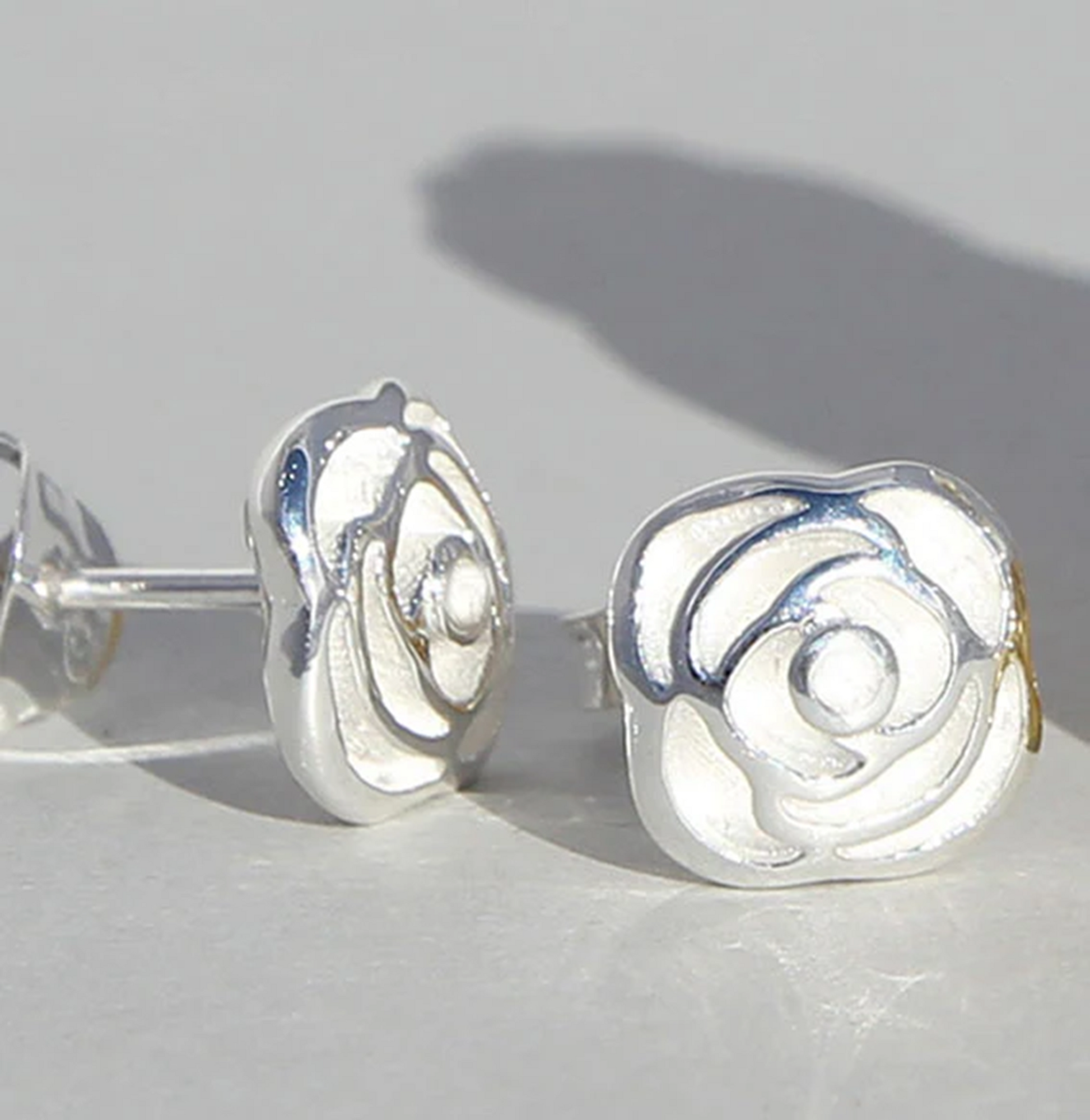 Silberohrstecker Rose aus 925er Silber, handgefertigt von Campur, detailreiches Rosenmotiv.
