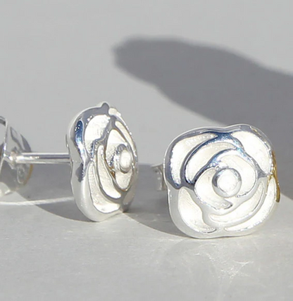 Silberohrstecker Rose aus 925er Silber, handgefertigt von Campur, detailreiches Rosenmotiv.