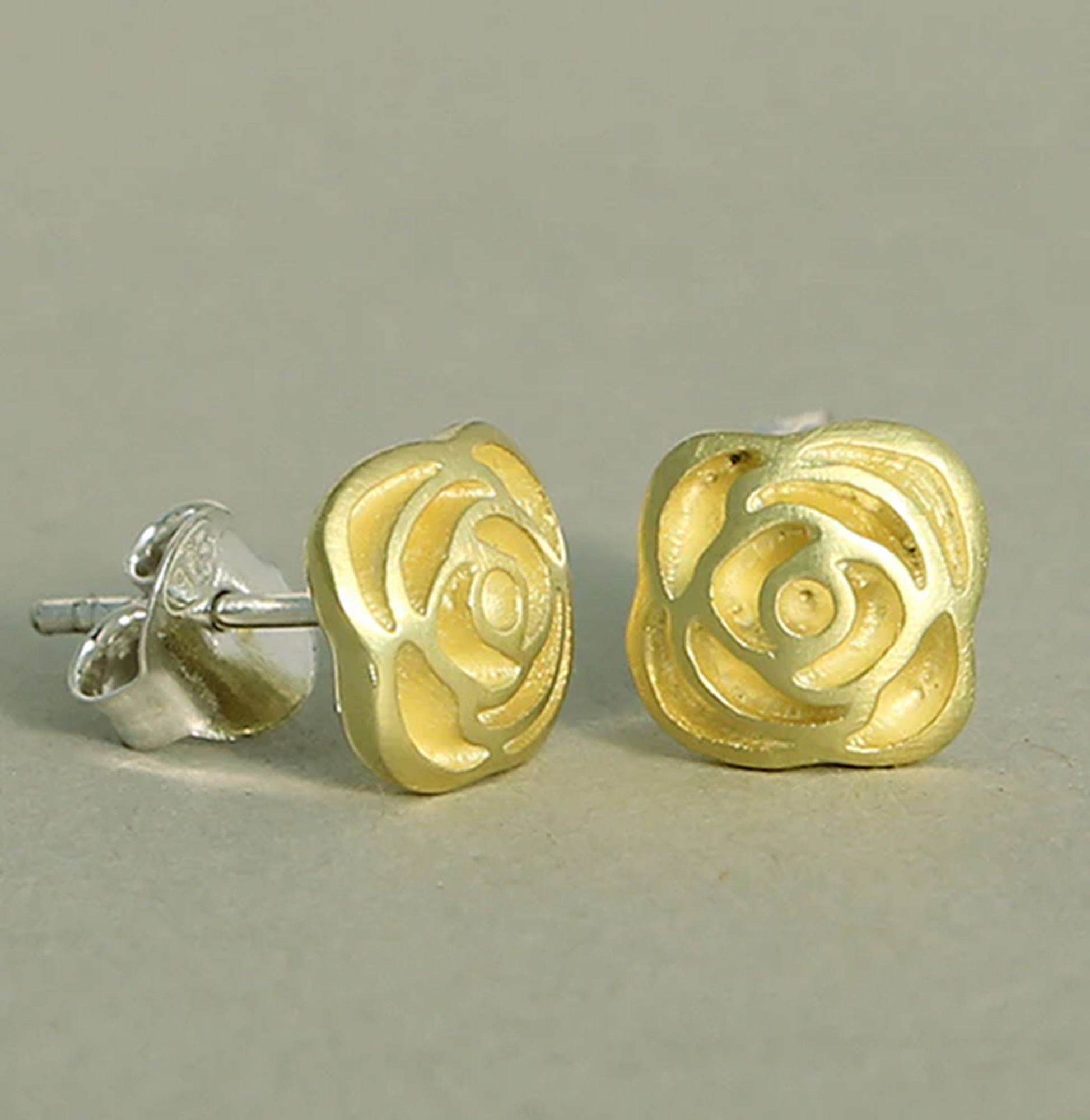 Silberohrstecker Rose mit Rosendesign, 18ct Gelbvergoldung auf 925 Sterlingsilber.