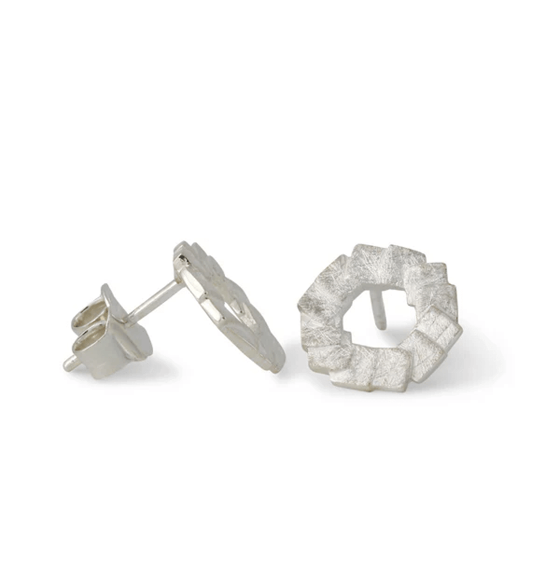 Silberohrstecker Scala mit organisch strukturierter Ringoptik und edler plastischer Oberfläche.