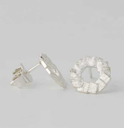 Silberohrstecker Scala, ringförmige Ohrstecker mit charakteristischer Scala-Struktur und edler, plastischer Optik.