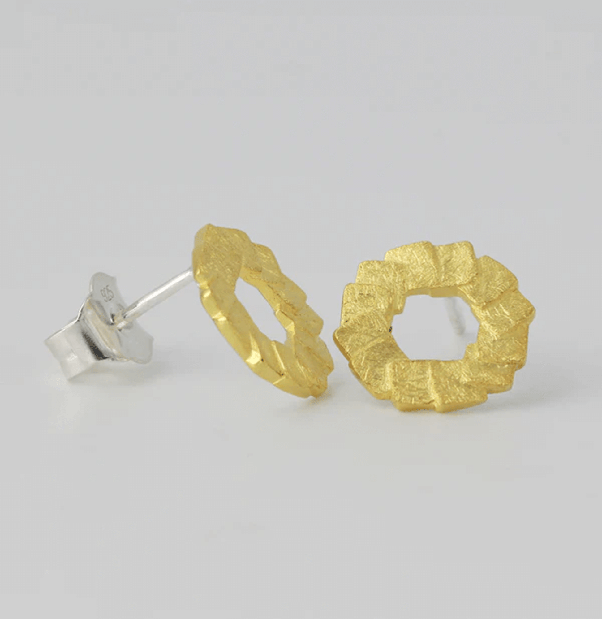 Silberohrstecker Scala, 18ct vergoldet – organische, texturierte Ringstruktur im modernen Design