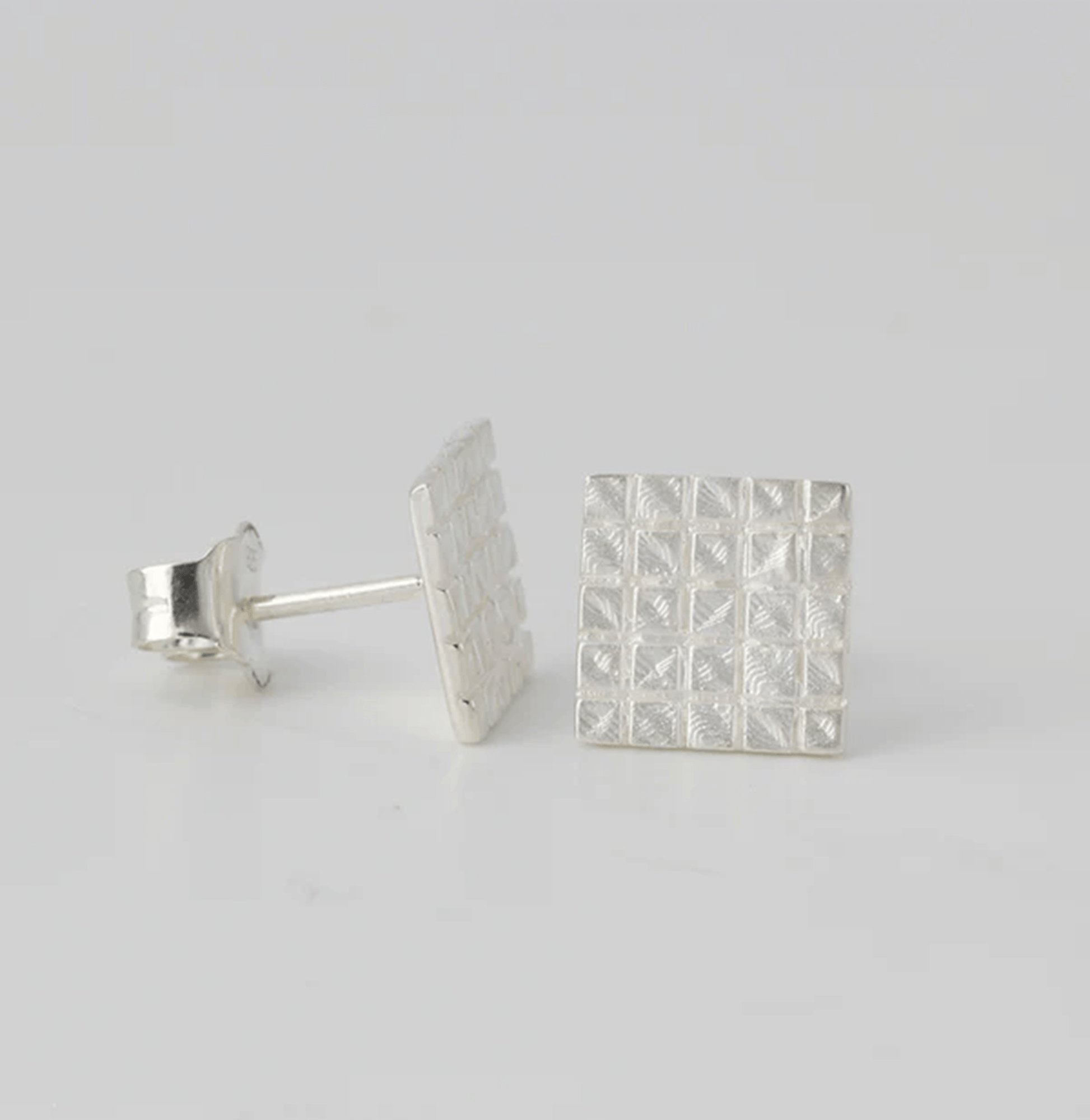 Silberohrstecker Kachel – quadratische Ohrstecker mit Kachelrelief aus 925 Sterling Silber.