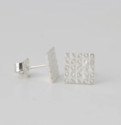 Silberohrstecker Kachel – quadratische Ohrstecker mit Kachelrelief aus 925 Sterling Silber.