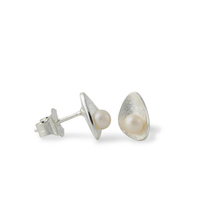 Silberohrstecker mit 4,5-mm Süßwasserperle in Lunaris-Fassung, organisch-elegante Geometrie.