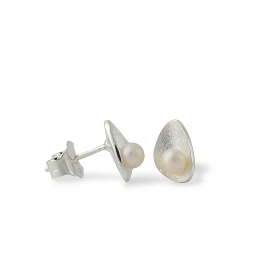 Silberohrstecker mit 4,5-mm Süßwasserperle in Lunaris-Fassung, organisch-elegante Geometrie.