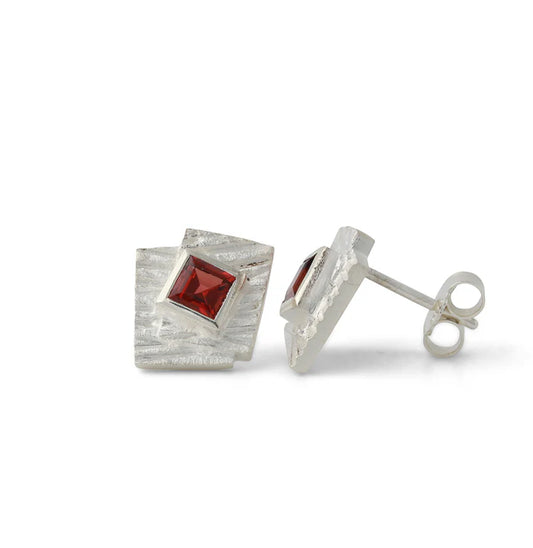 Silberohrstecker mit Granat (4x4mm) – quadratischer roter Stein in texturiertem Silber, Campur Design