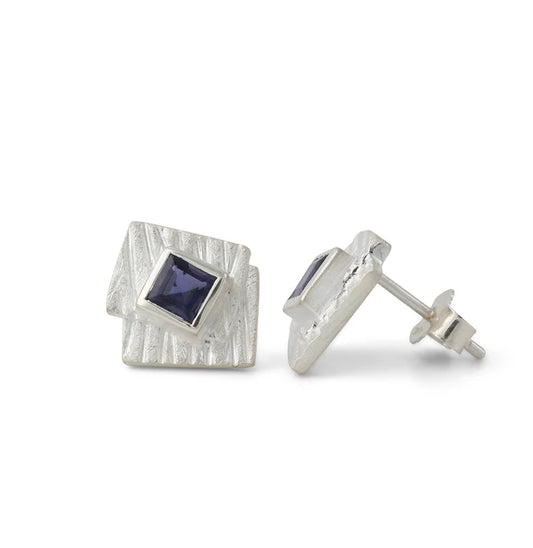 Silberohrstecker mit violettem Iolith (4×4 mm), quadratisches Steinelement auf strukturierter Silberoberfläche