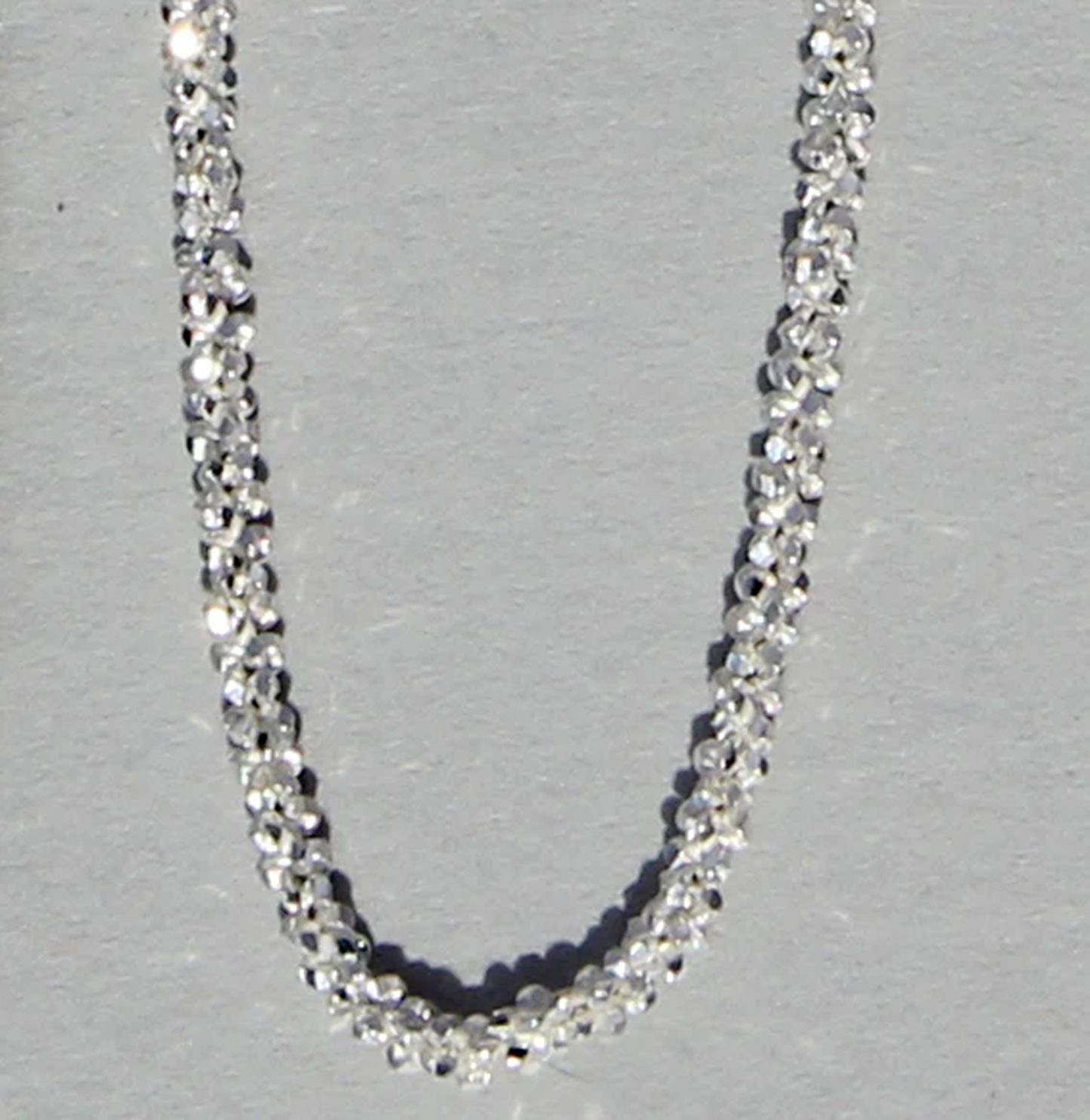 Halskette RIVA aus 925 Silber, feine strukturierte Unisex-Kette, 1,4 mm Breite, diamantierte Optik.