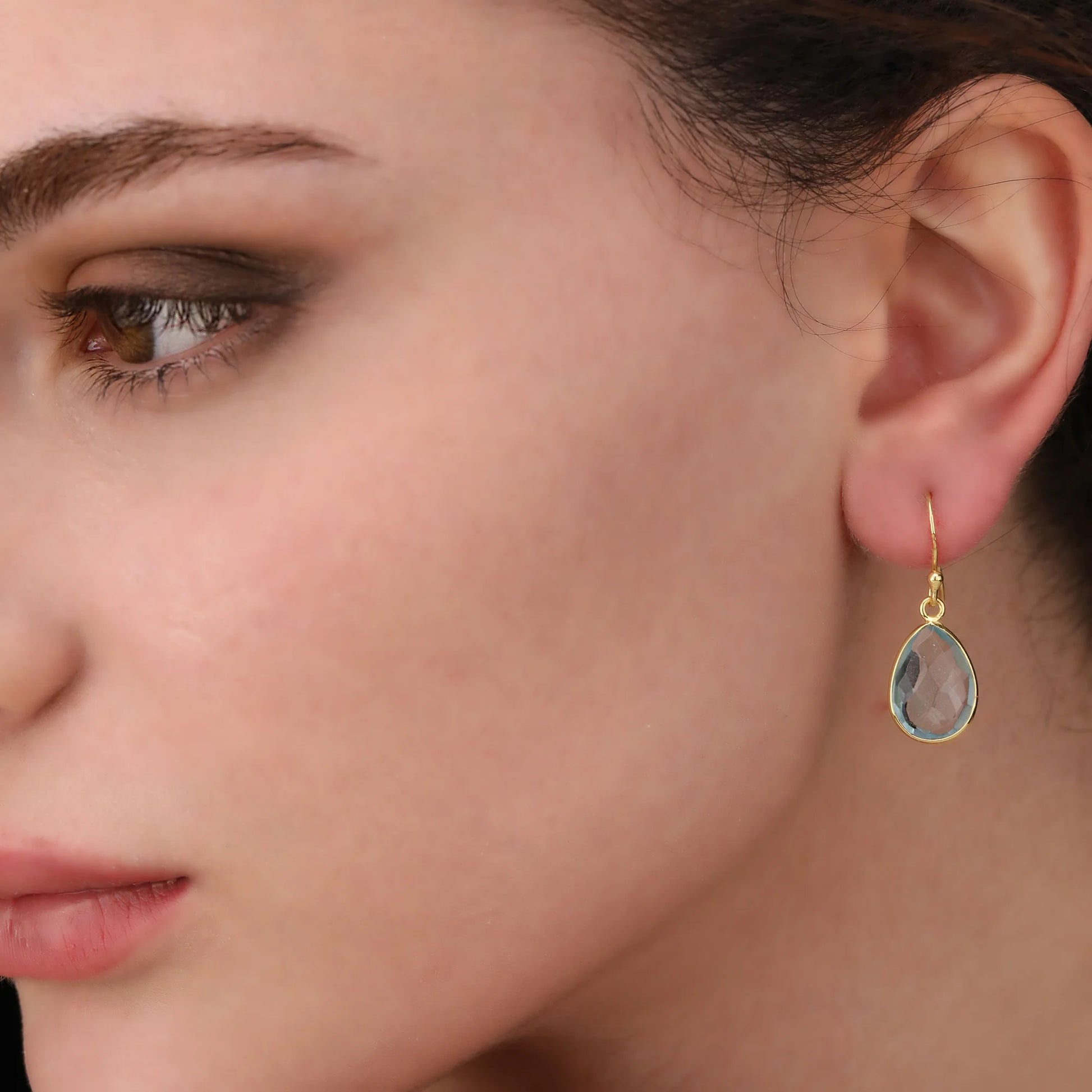 Vergoldete 925 Silber Ohrringe mit Aqua Topas – facettierter Tropfen-Edelstein im Goldfass