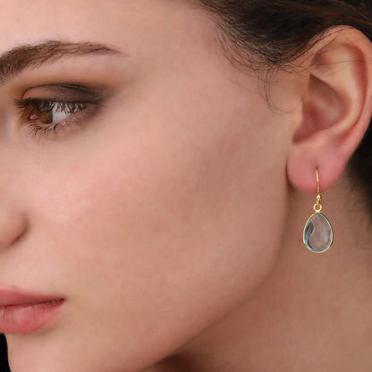 Vergoldete 925 Silber Ohrringe mit Aqua Topas – facettierter Tropfen-Edelstein im Goldfass