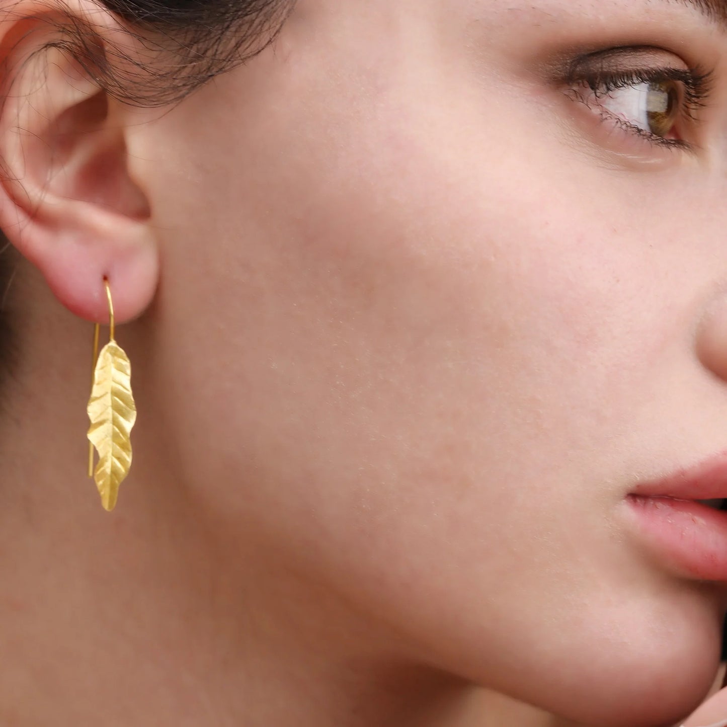 Vergoldete 925 Silber Blatt-Ohrringe, filigranes Blattdesign, hängend am Ohr.
