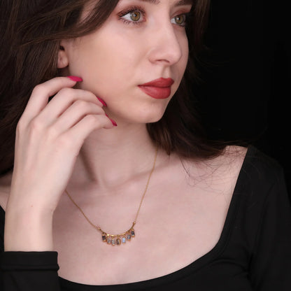 MadamLili Labradorit Edelsteinkette vergoldet aus 925 Silber mit sieben irisierenden Labradorit-Steinen.