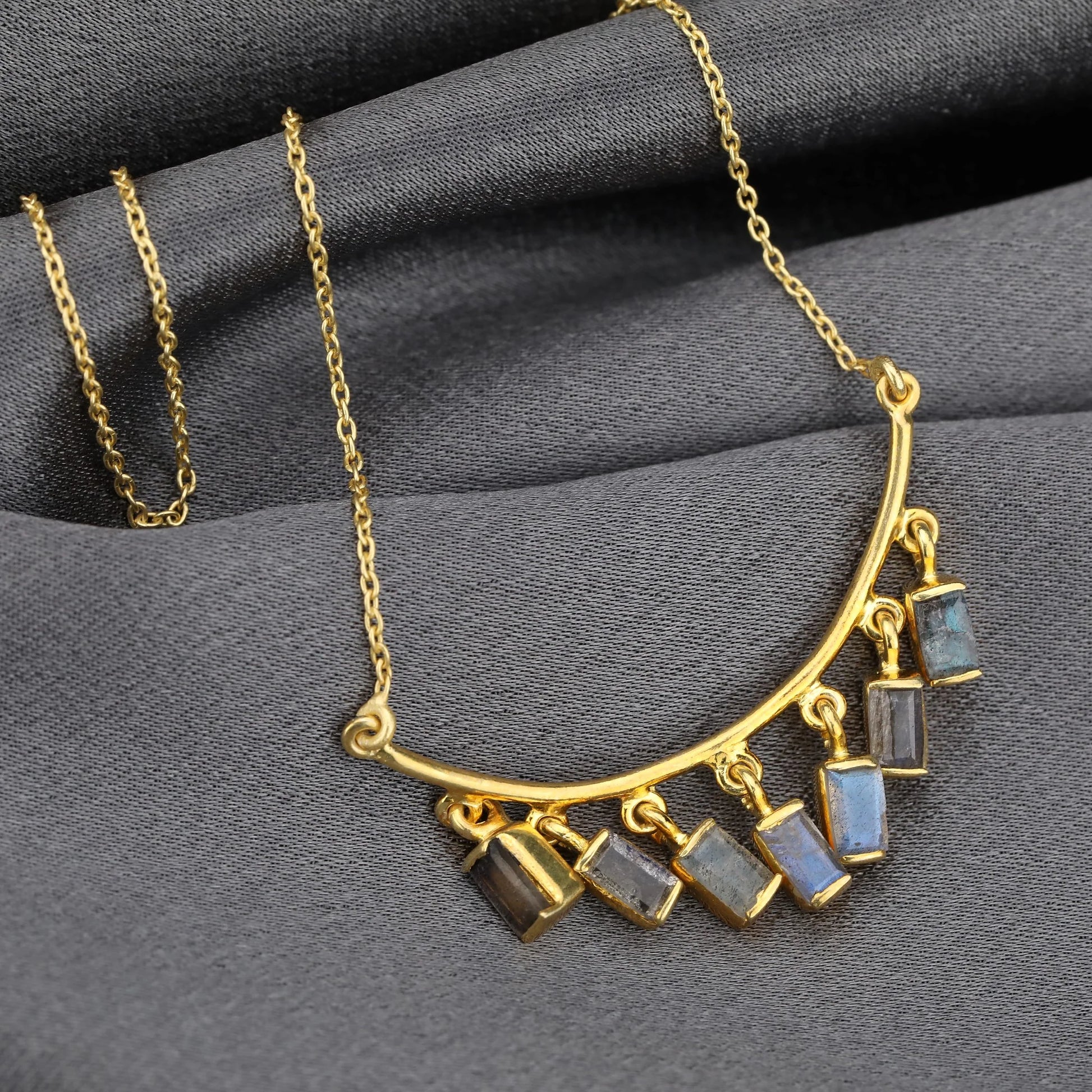 Labradorit Edelsteinkette vergoldet aus 925 Silber von MadamLili – handgefertigte Labradorit-Steine Anhänger.