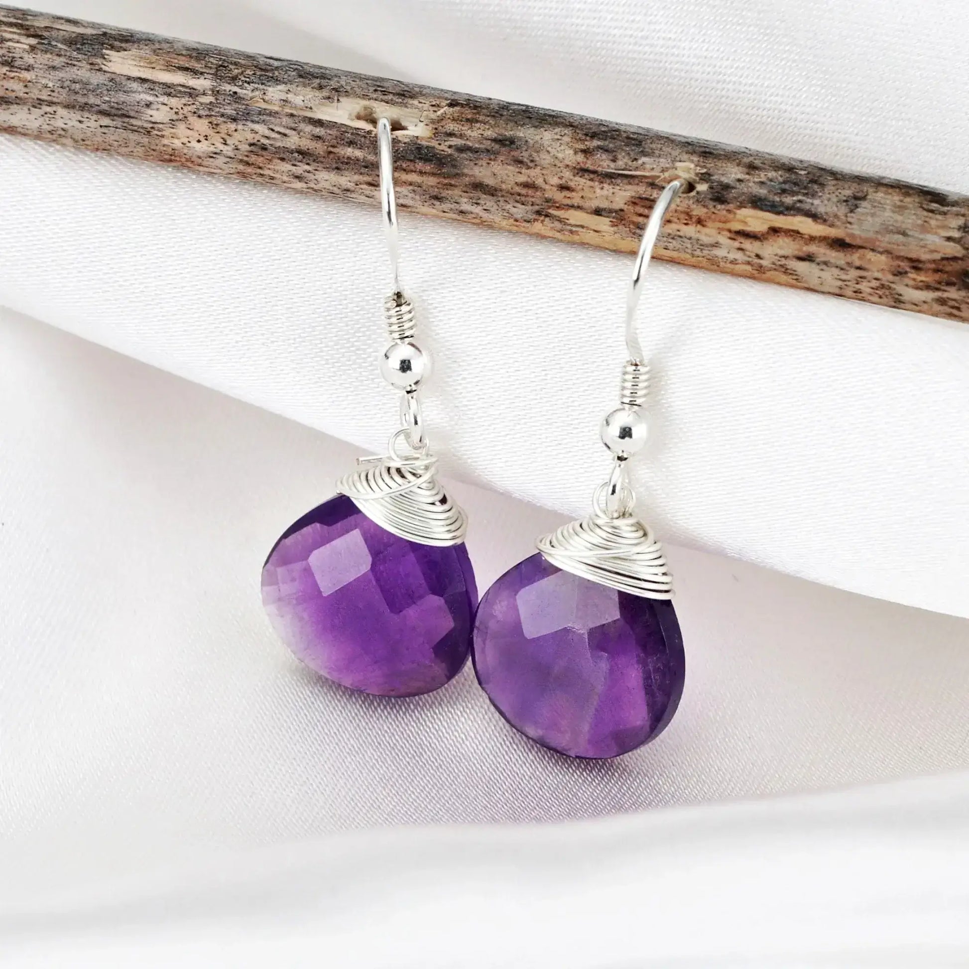 Amethyst-Tropfen Ohrringe aus 925 Sterling Silber, handgefertigt, facettierte violette Amethyst-Tropfen mit Drahtspirale