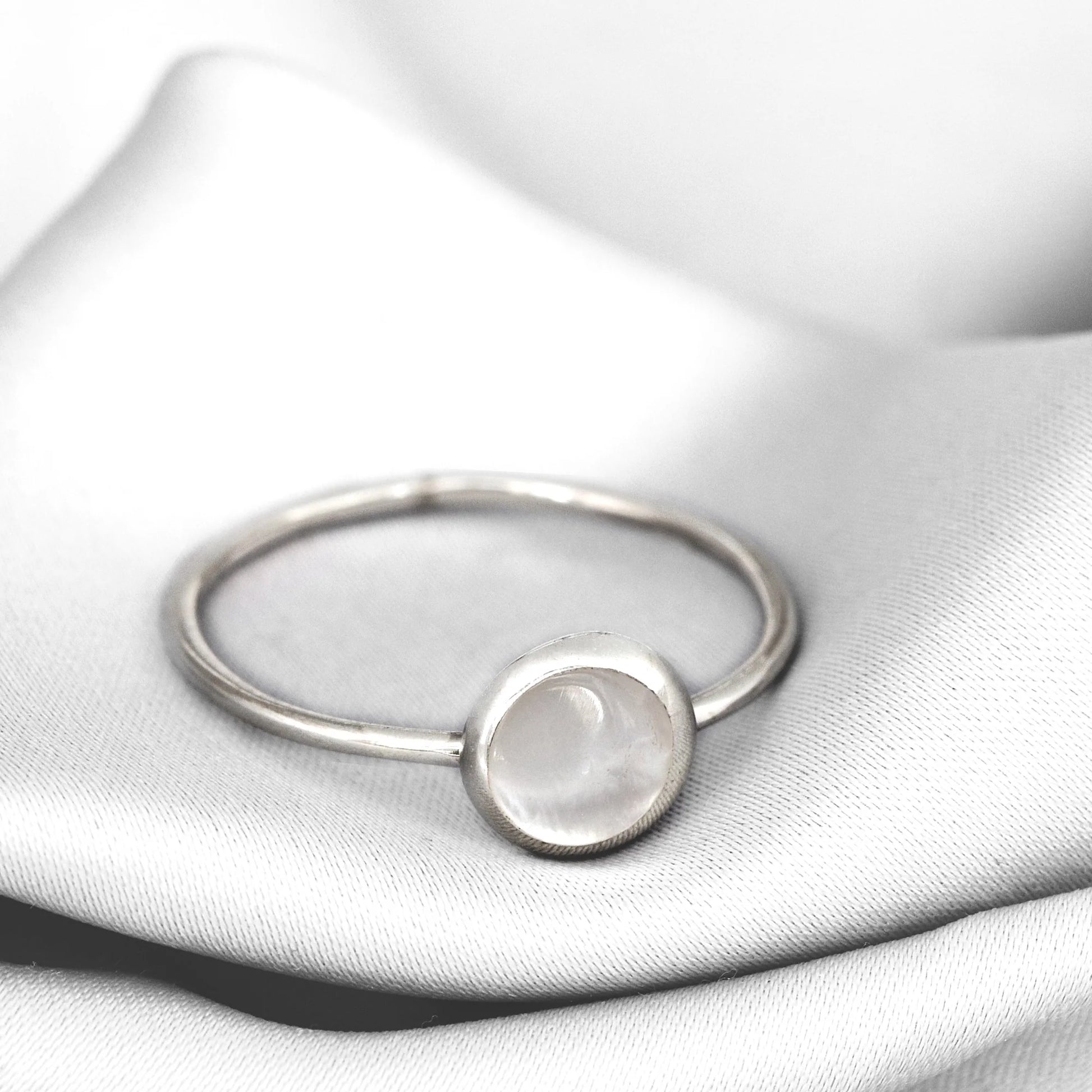 MadamLili Silberring mit rundem Perlmutt aus 925er Silber, handgefertigt in Deutschland.