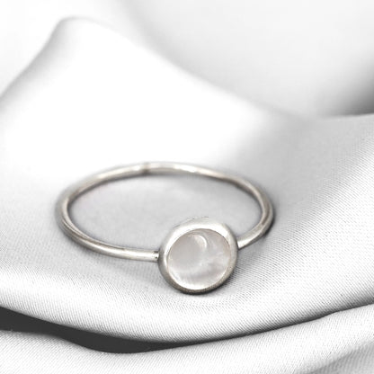 MadamLili Silberring mit rundem Perlmutt aus 925er Silber, handgefertigt in Deutschland.