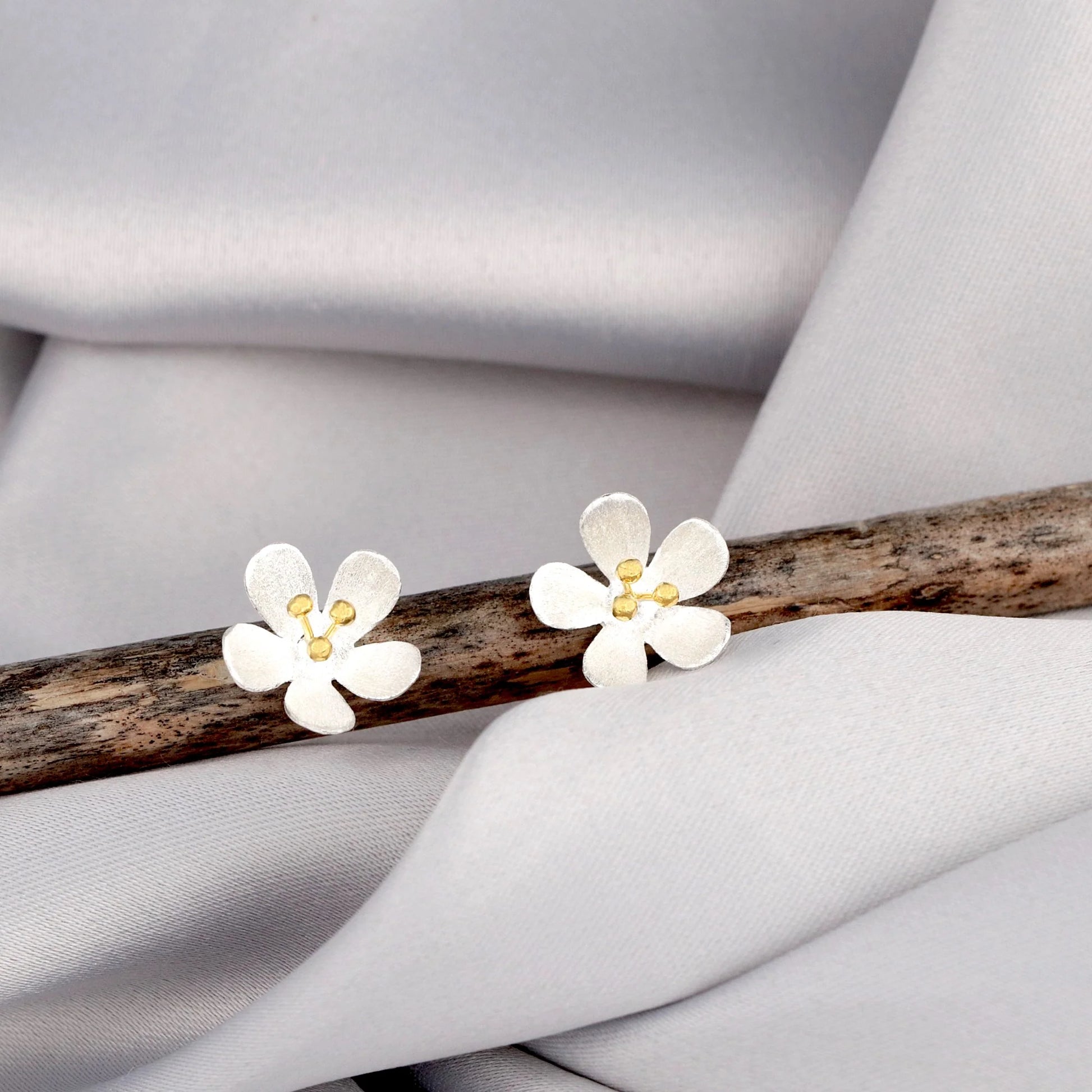 Butterblumen Ohrstecker aus 925er Silber von MadamLili – handgefertigte Blüten mit goldener Mitte.