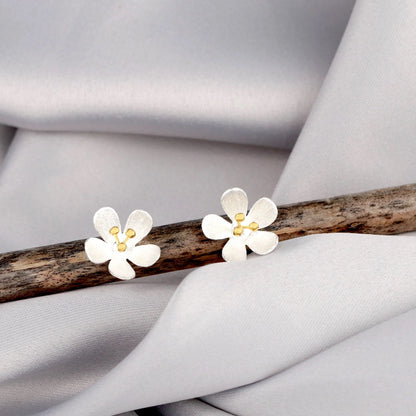 Butterblumen Ohrstecker aus 925er Silber von MadamLili – handgefertigte Blüten mit goldener Mitte.