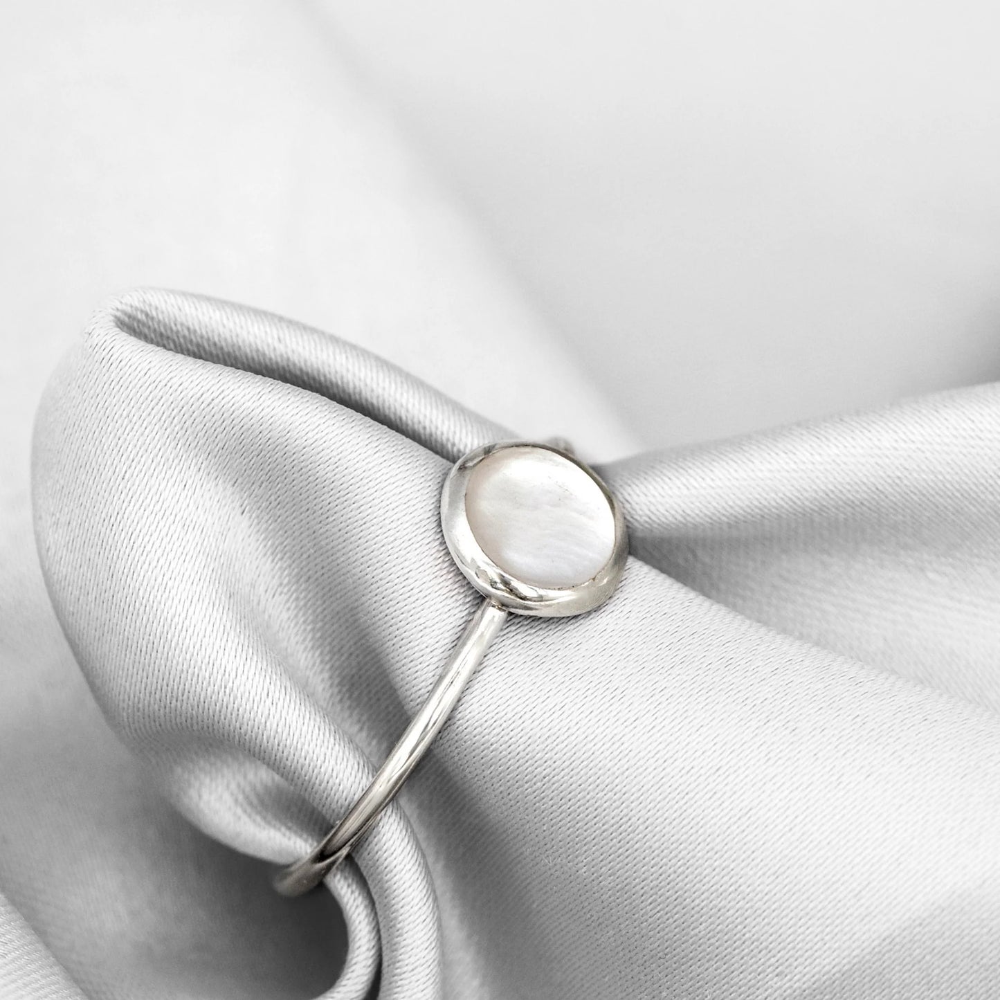 Silberring mit rundem Perlmutt von MadamLili, 925 Sterling Silber, minimalistischer Bezelring.