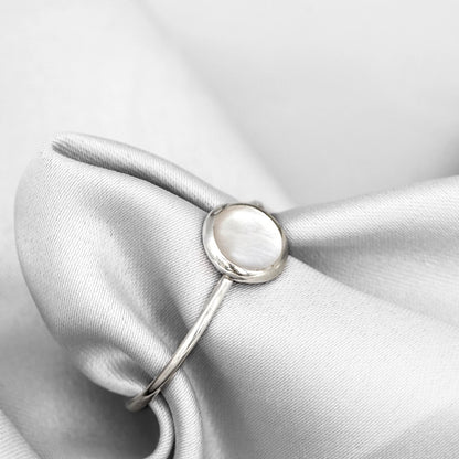 Silberring mit rundem Perlmutt von MadamLili, 925 Sterling Silber, minimalistischer Bezelring.