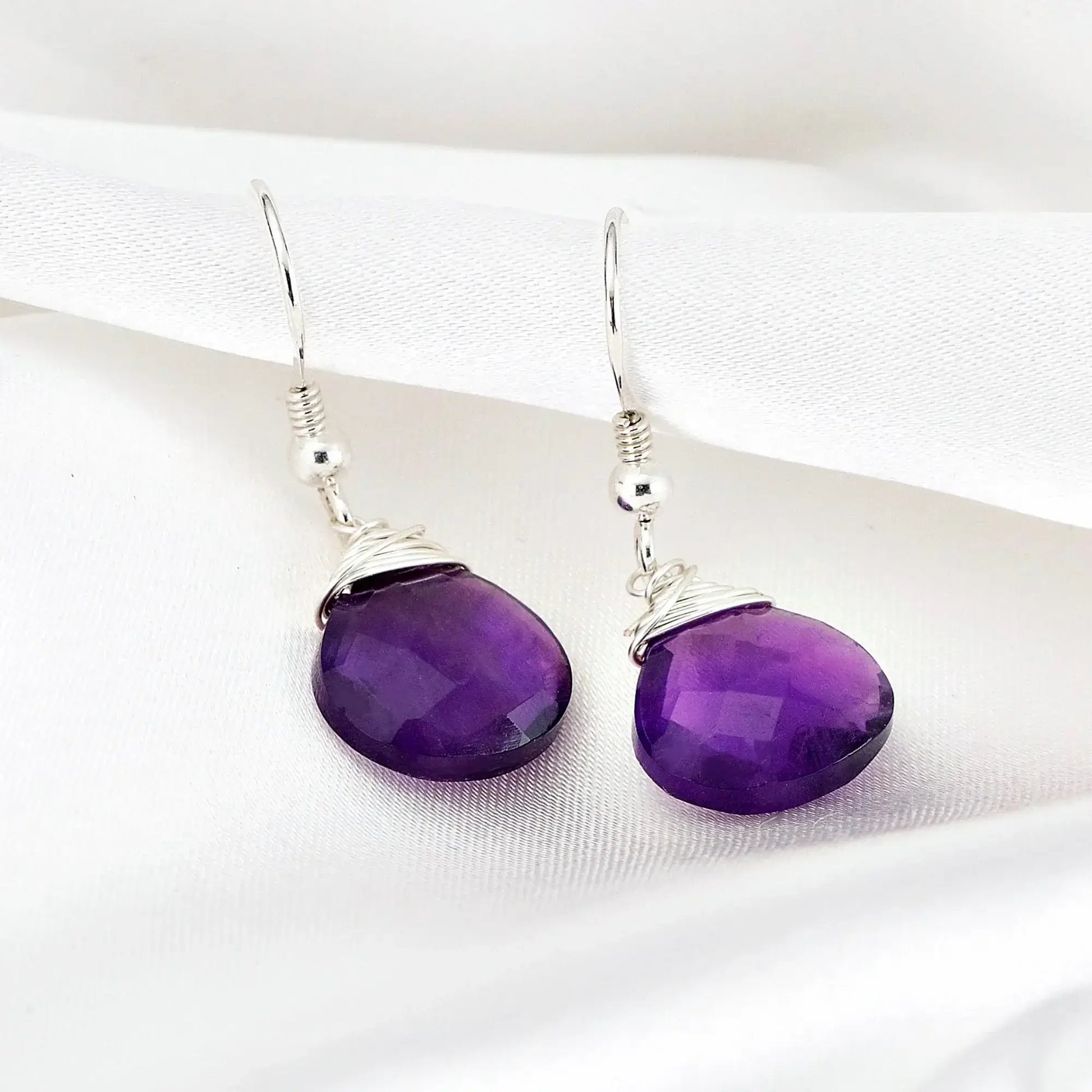Amethyst-Tropfen-Ohrringe aus 925 Sterling Silber, violette facettierte Amethysttropfen in Silberdrahtfassung.