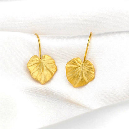 Vergoldete Silber Ohrringe mit tropischem Blätter-Design, goldene Blattformen am Haken.