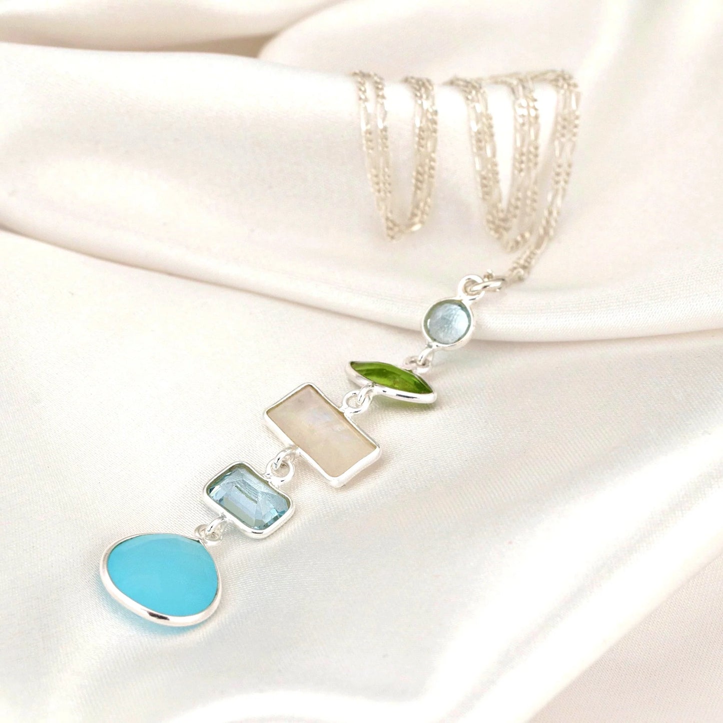 MadamLili 925er Silberkette mit Multi Edelstein Anhänger mit Türkis, Aquamarin, Peridot und Perlmutt auf Satin