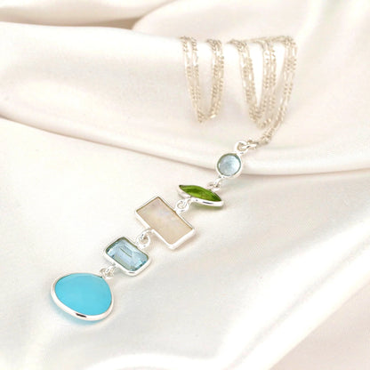 MadamLili 925er Silberkette mit Multi Edelstein Anhänger mit Türkis, Aquamarin, Peridot und Perlmutt auf Satin