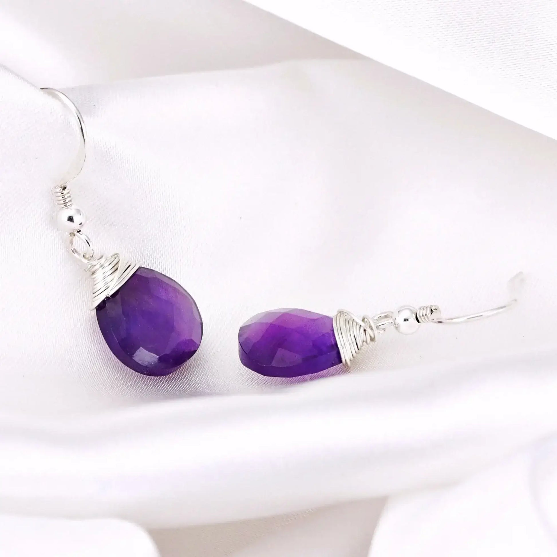 Amethyst-Tropfen Ohrringe aus 925 Sterling Silber, facettierte violette Tropfen mit Silberspiralkappe am Ohrhaken