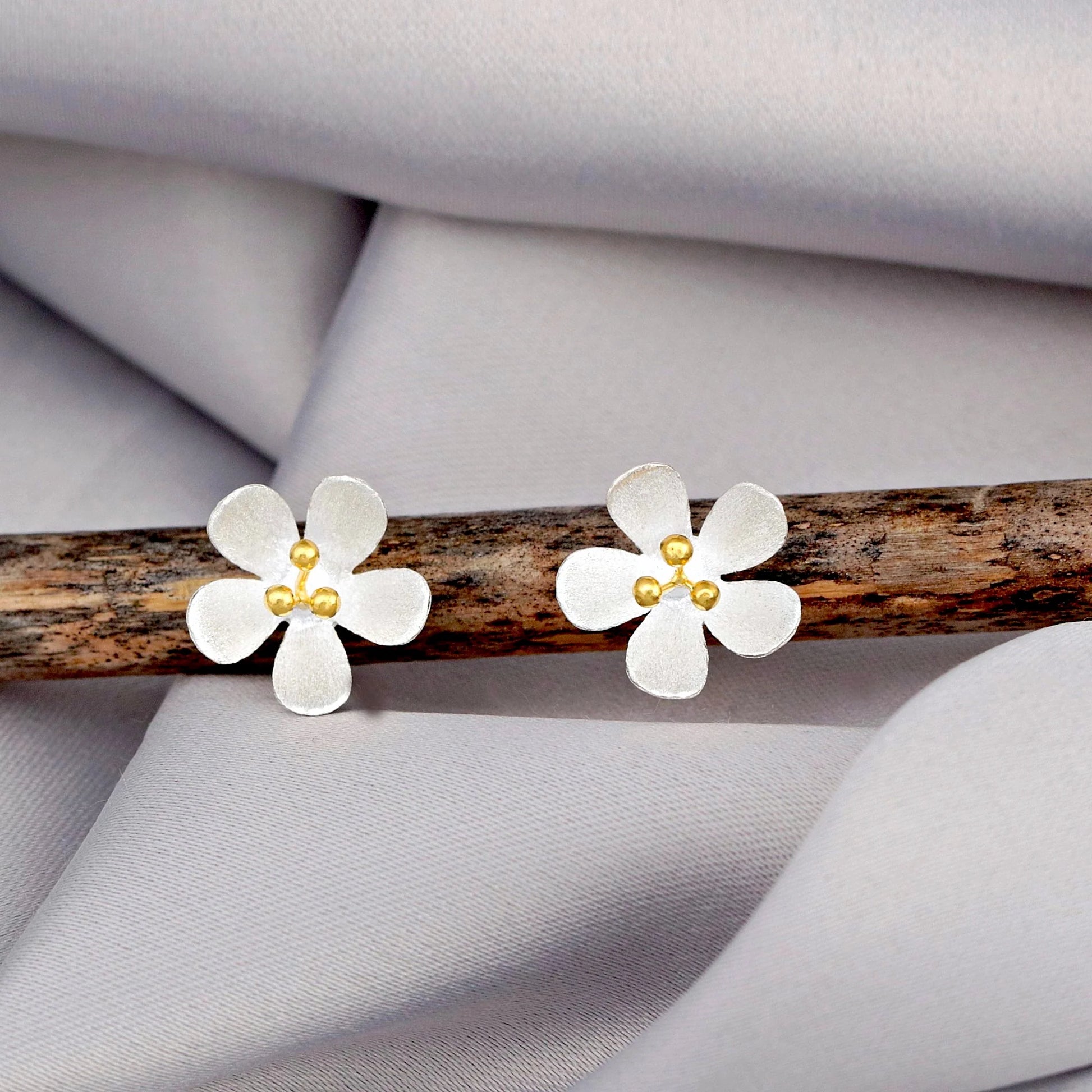 Butterblumen Ohrstecker aus 925er Silber von MadamLili – zarte weiße Blüten mit goldener Mitte.