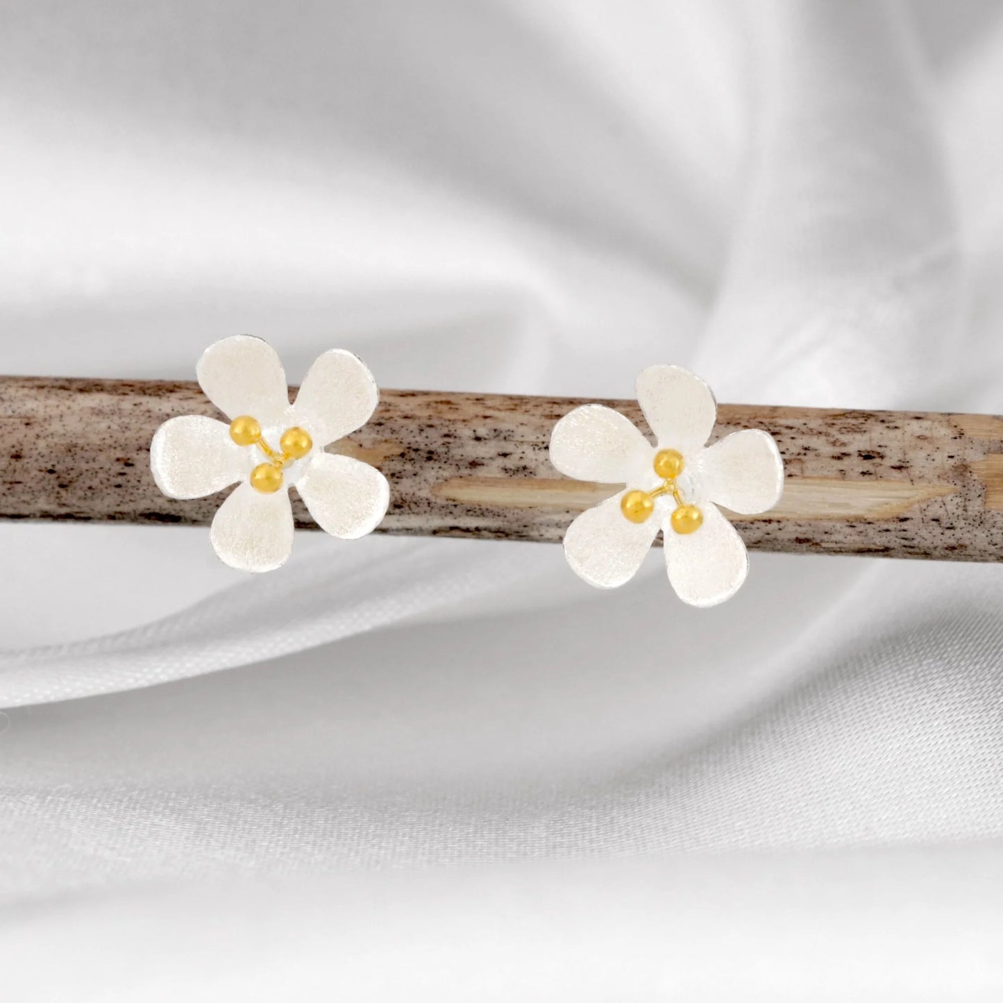 MadamLili Butterblumen Ohrstecker aus 925er Silber mit 18k vergoldeter Mitte.