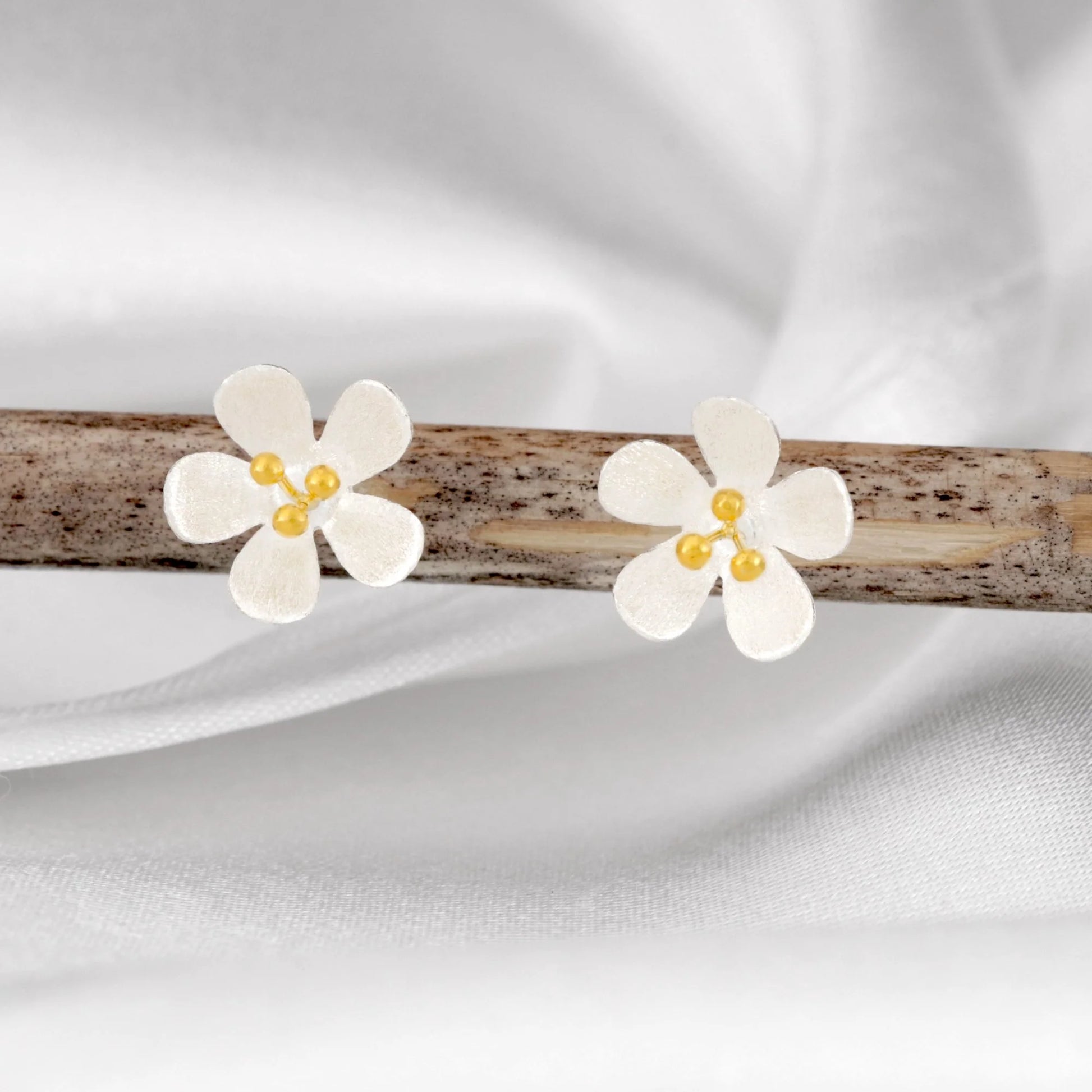 MadamLili Butterblumen Ohrstecker aus 925er Silber mit 18k vergoldeter Mitte.