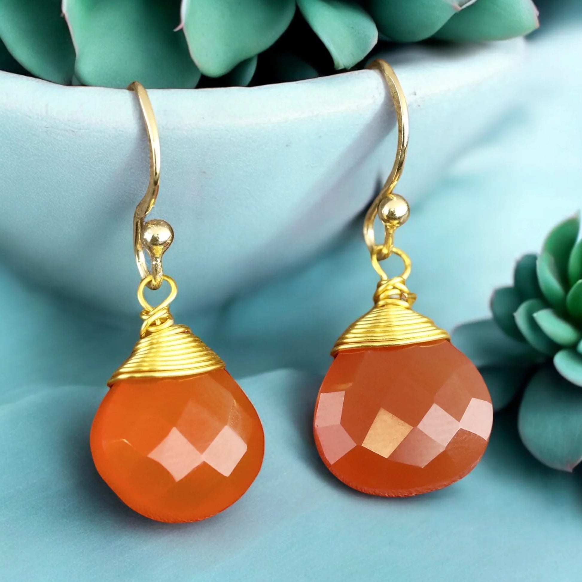 Vergoldete 925er Silberohrringe mit Karneol-Tropfen in orange und goldenen Kappen