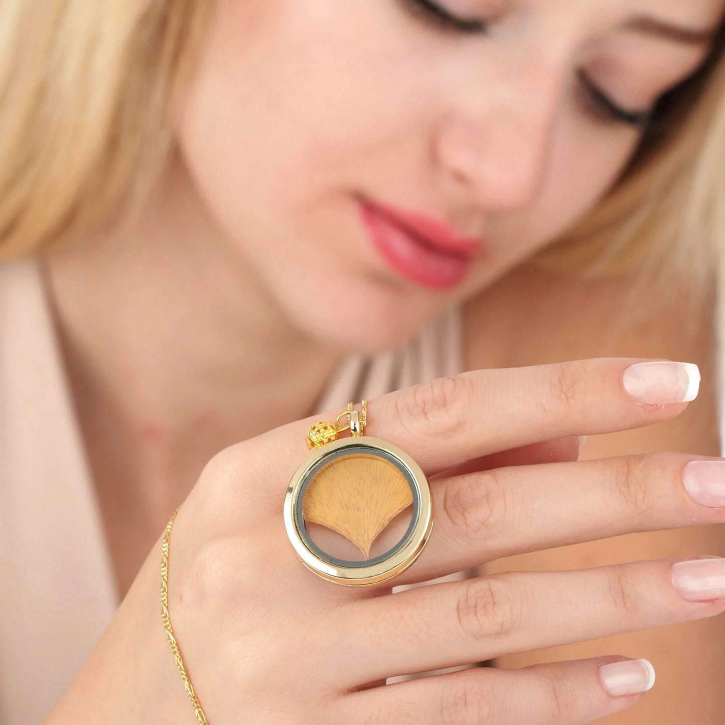 Vergoldete Silberkette mit Ginkgo Blatt Glas Amulett von MadamLili – filigranes Glasmedaillon