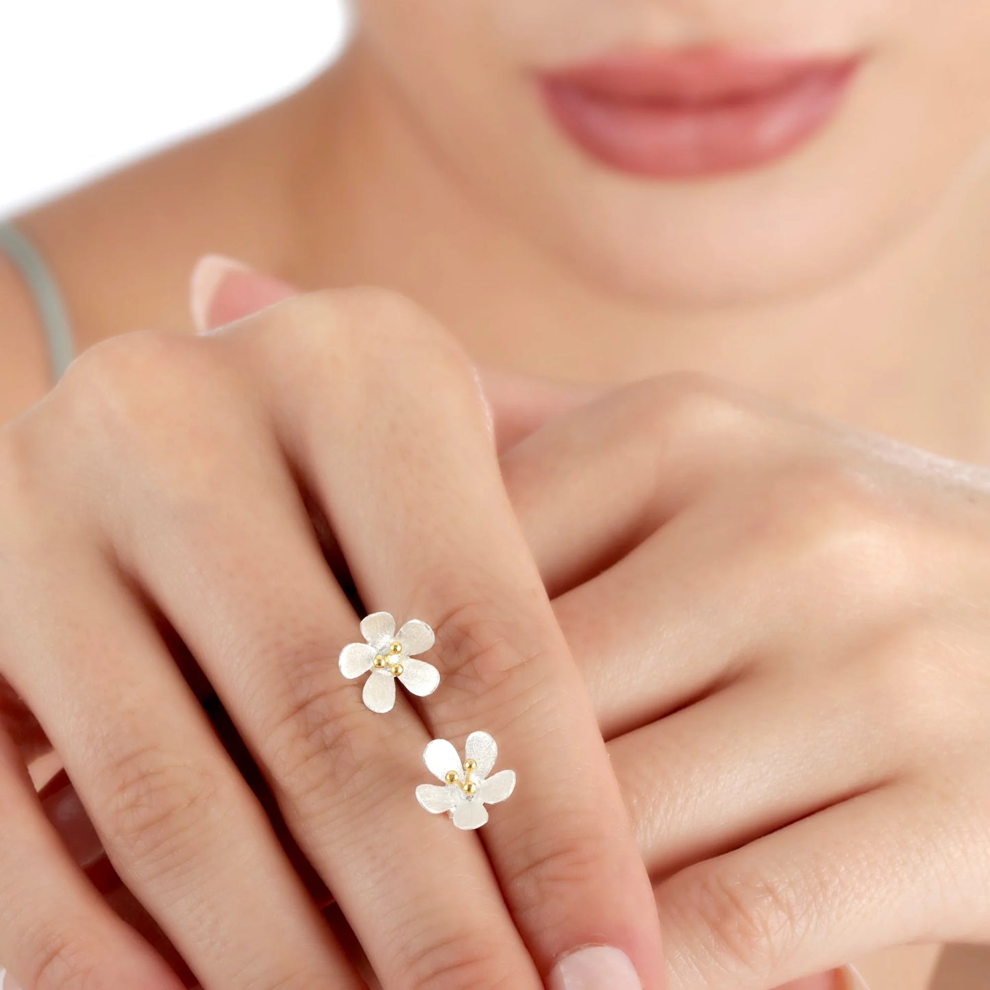 Butterblumen Ohrstecker aus 925er Silber von MadamLili, zarte Blüten mit goldener Mitte
