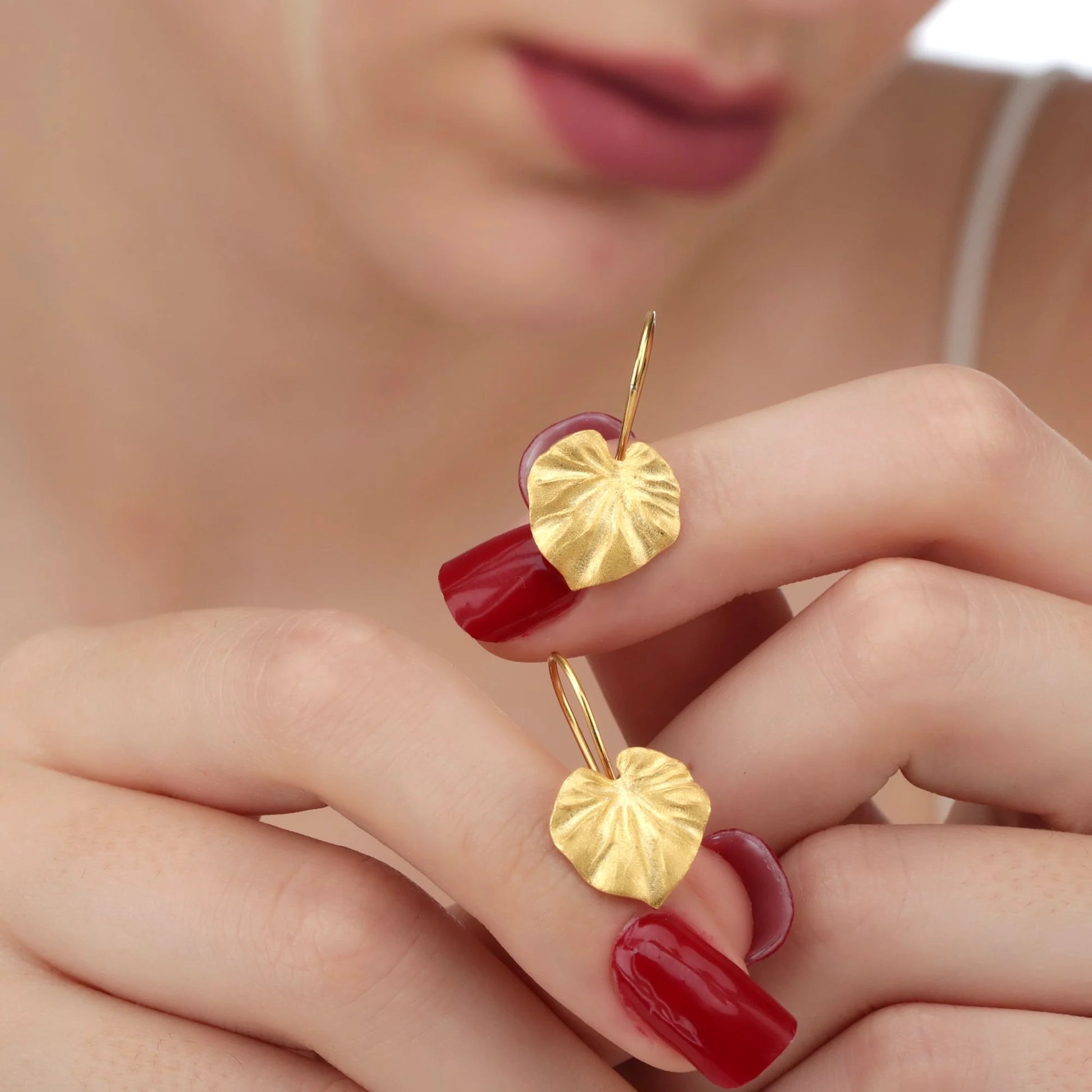 vergoldete Silber Ohrringe im tropischen Blätter-Design mit Monstera-Blättern