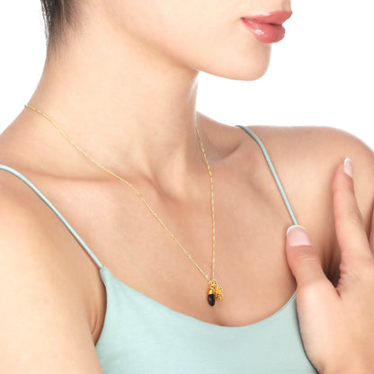 MadamLili Vergoldete Silberkette mit Moldavit Tropfen – Tannenzapfen Anhänger.