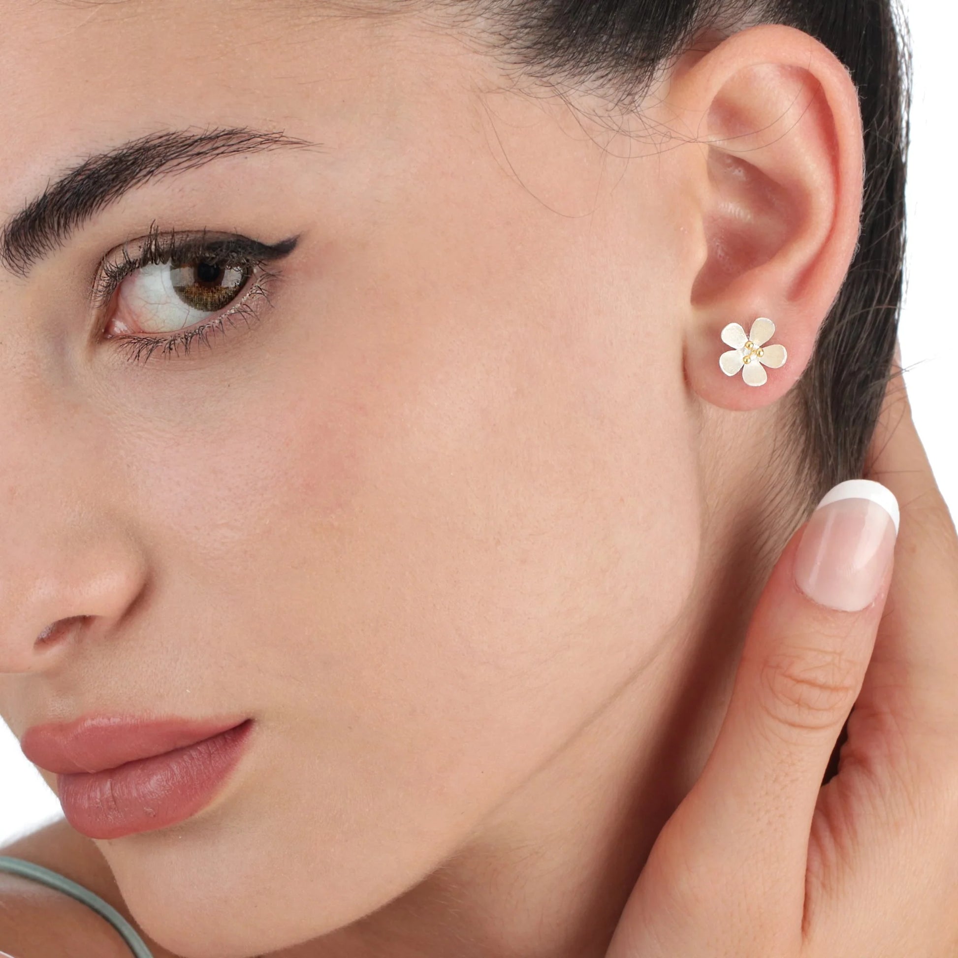 Butterblumen Ohrstecker aus 925er Silber von MadamLili mit weißer Blüte und 18k-goldener Mitte.
