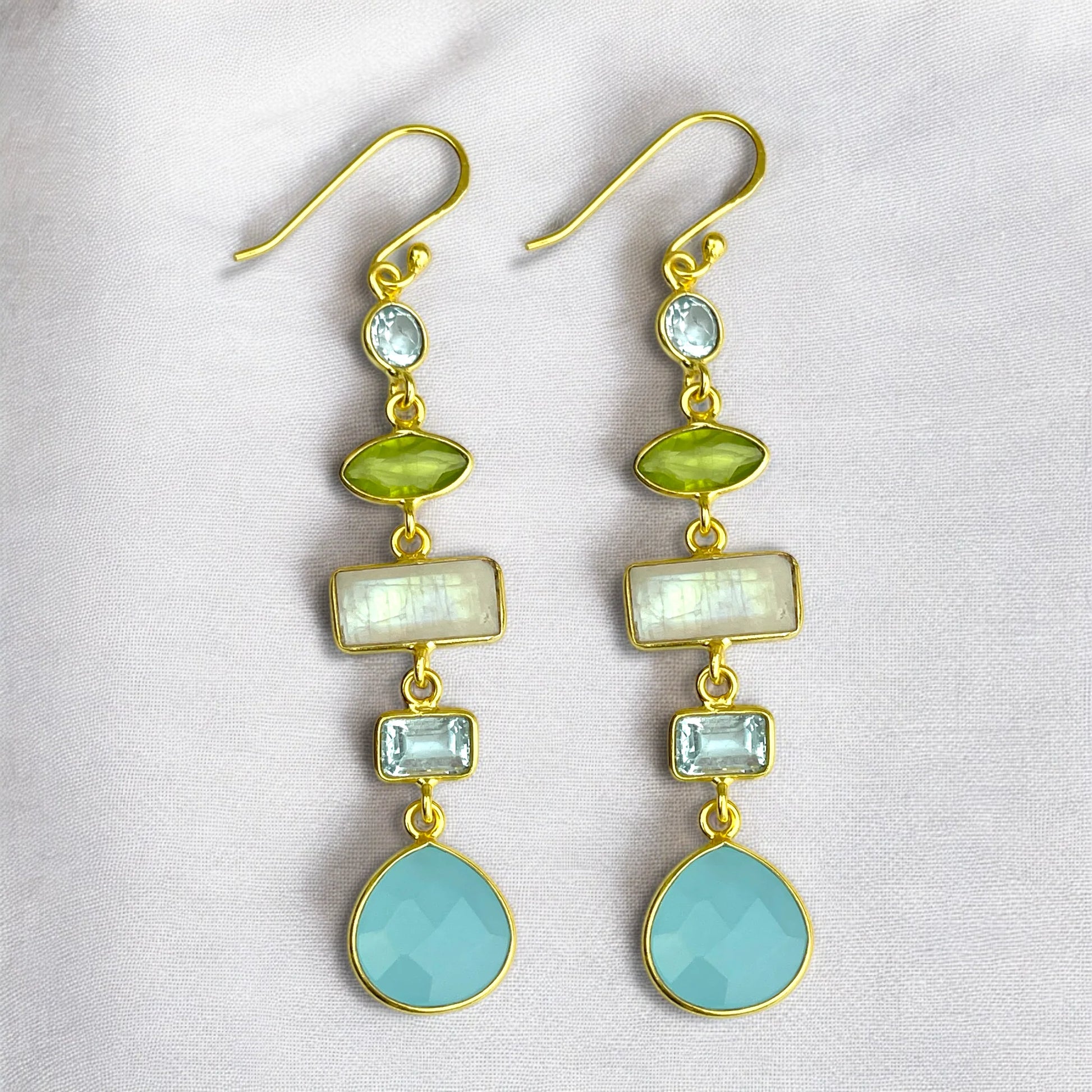 Edelsteinohrringe Seraphina Mare aus 925er Silber von MadamLili – Aquamarin, Chalcedon, Peridot, Mondstein