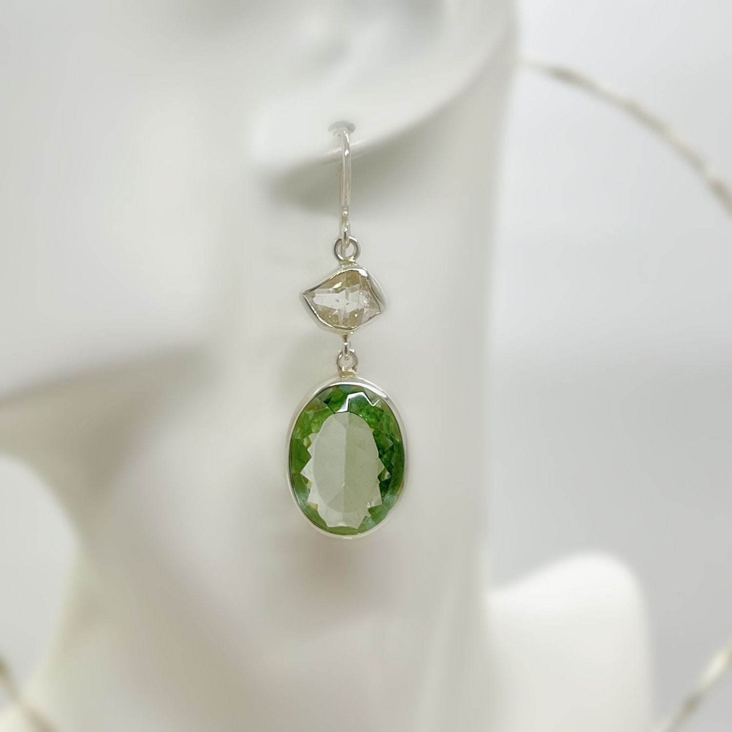 Silberner Ohrhänger mit klarem Herkimer-Diamant oben und grünem ovalem Obsidian unten.