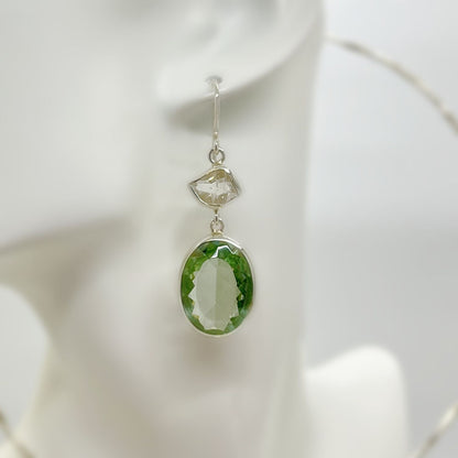 Silberner Ohrhänger mit klarem Herkimer-Diamant oben und grünem ovalem Obsidian unten.