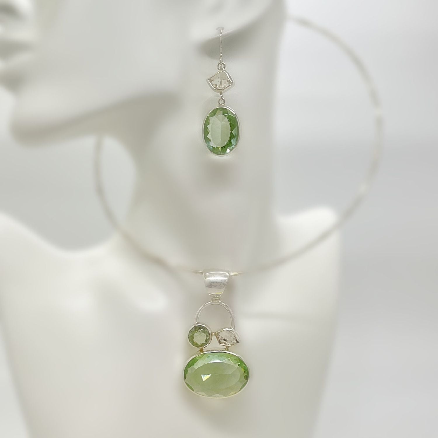 Ohrhänger Herkimer & Obsidian lichtgrün, handgefertigte silberne Fassungen mit ovalem grünem Stein