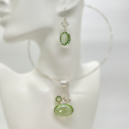 Ohrhänger Herkimer & Obsidian lichtgrün, handgefertigte silberne Fassungen mit ovalem grünem Stein