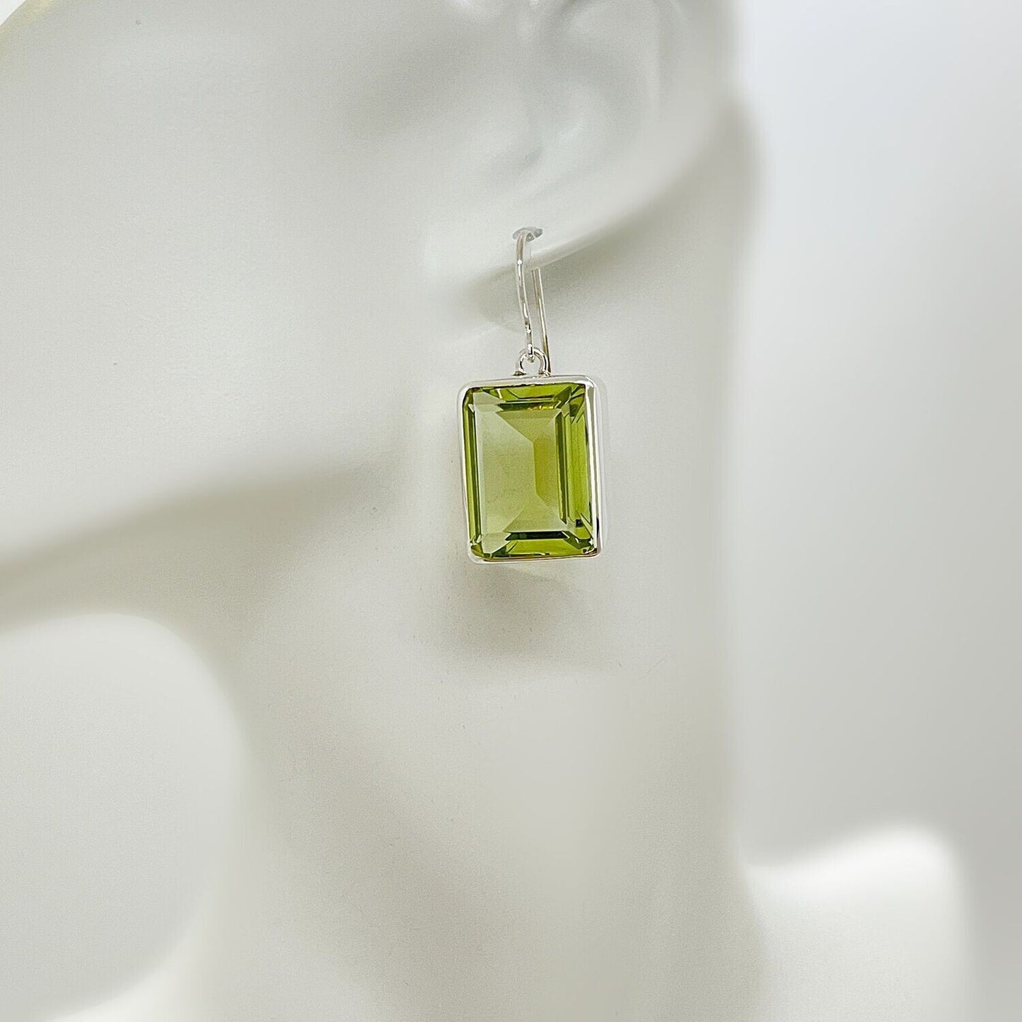 Ohrhänger Obsidian lichtgrün rechteckig, facettiert, Silberfassung, 1,5 x 2 cm