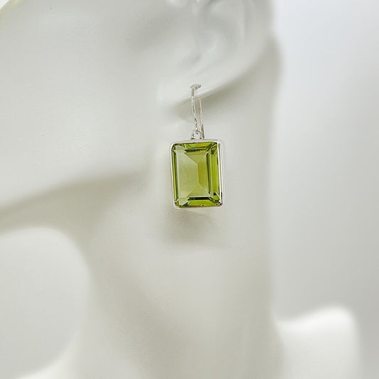 Ohrhänger Obsidian lichtgrün rechteckig, facettiert, Silberfassung, 1,5 x 2 cm