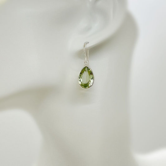Ohrhänger Obsidian lichtgrün tropfen facettiert – 1 x 1,5 cm, Silberfassung