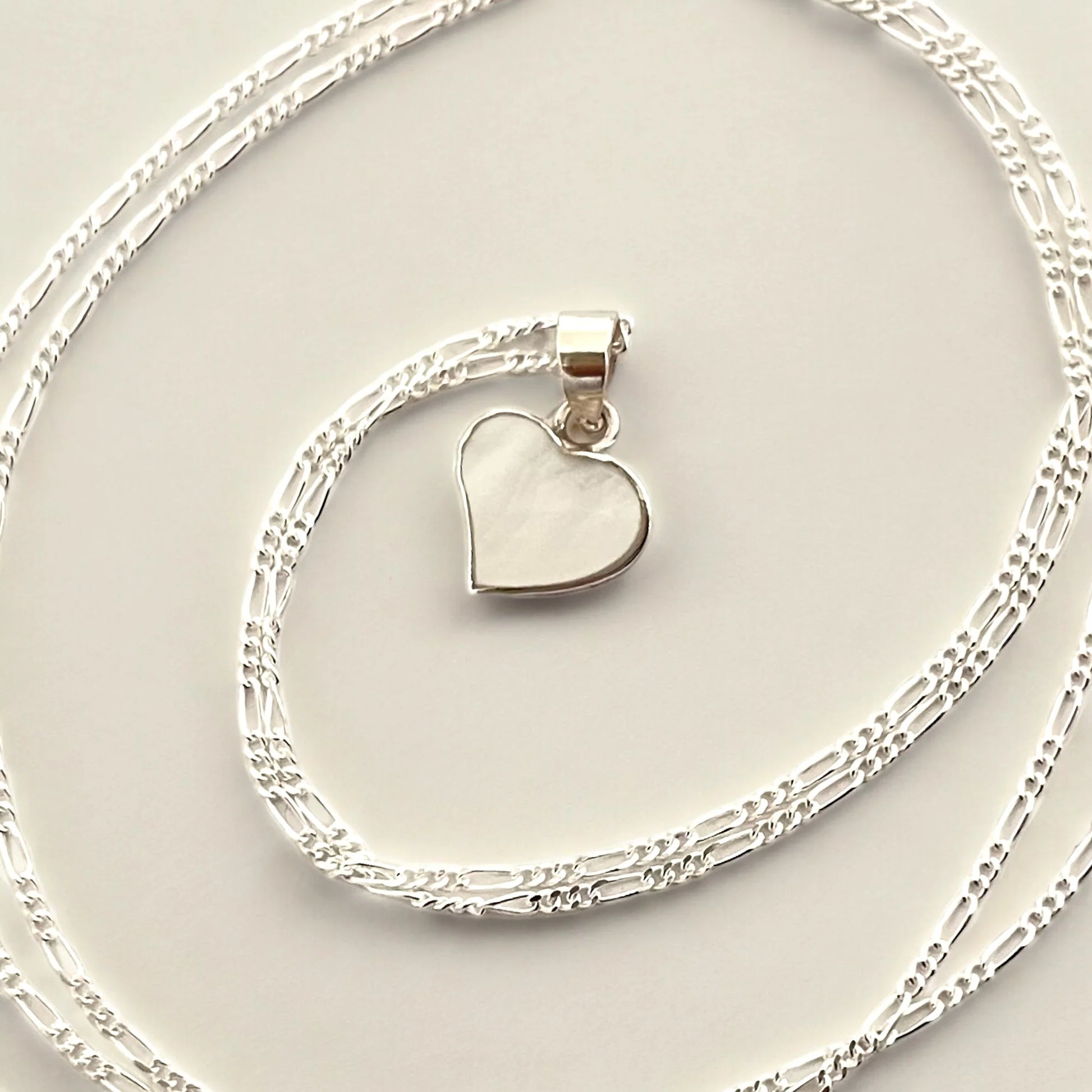 MadamLili Silberkette mit Perlmutt Herz Anhänger – handgefertigte 925 Silberkette mit Herzanhänger.
