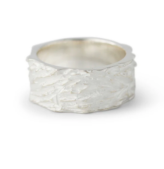 Silberring Intarsio: breiter Damenring aus 925 Sterlingsilber mit strukturierter Oberfläche.