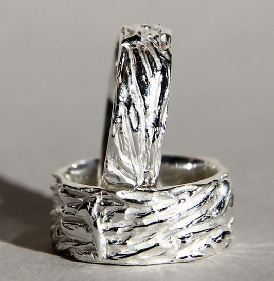 Silberring Intarsio aus 925 Sterlingsilber, strukturierte Oberfläche, sanft unregelmäßiges Design.